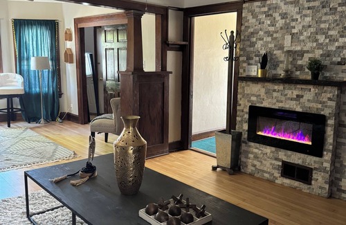West Allis House | Charming 3-bedroom house with AC and WiFi in West Allis perfect for pets& family