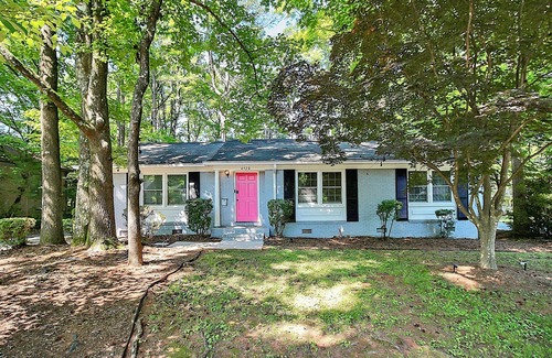 Charlotte House | Charming 3-bedroom house with Movie Theater Mins away from Uptown