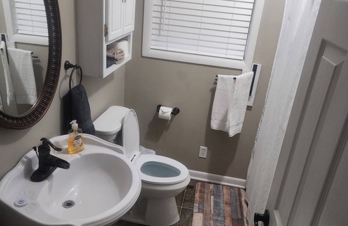 Melbourne House | Charming 3-bedroom house with 65in smart tv, Wifi, and central heat/air in town!