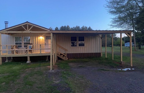 Plainview House | Charming 3-bedroom house with AC and WiFi in Plainview, surrounded by mountains.