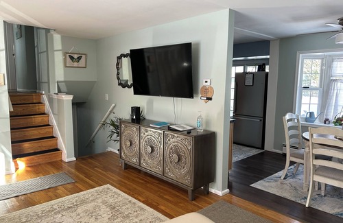 Warren South House | Charming 3-bedroom home on family-friendly quiet street in Warren