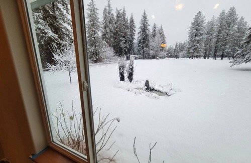 Rathdrum House | Charming 3-bedroom house sleeps 8 with high speed WiFi in Twin Lakes Village