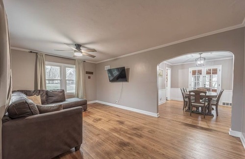 Rockford House | Charming 3-bedroom house with WiFi, AC in amazing Rockford