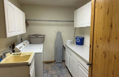Seligman House | Charming 3-bedroom house a short walk to Historic Downtown Seligman with AC