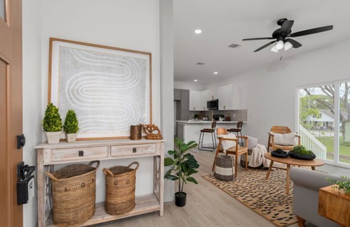Brenham House | Charming 3-bedroom house in fabulous Brenham with WiFi, AC