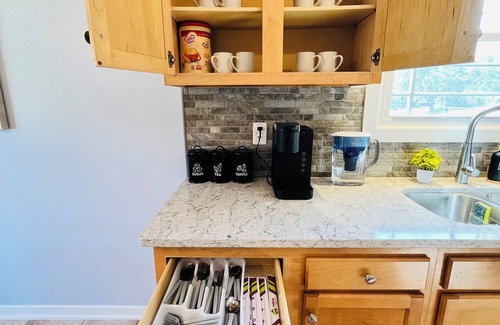 Cheektowaga House | Charming 3-bedroom house in brilliant Buffalo with WiFi, AC