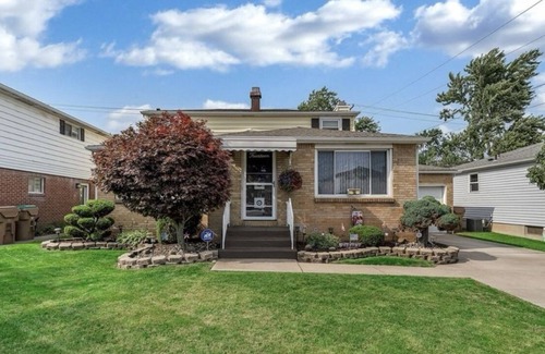 Cheektowaga House | Charming 3-bedroom house with WiFi, AC in delightful Cheektowaga