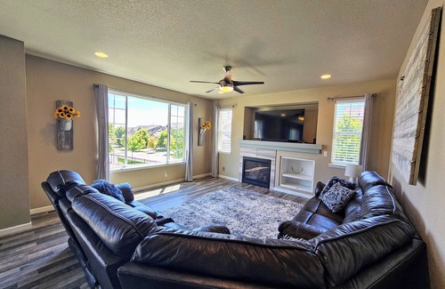 Aurora House | Charming 3-bedroom house w/AC, high speed internet, private office near Airport
