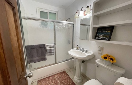 Mount Wilson House | Charming 3-bedroom house in brilliant Downey with AC, WiFi