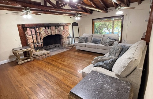 Roosevelt House | Charming 3-bedroom house in fabulous Fresno with WiFi
