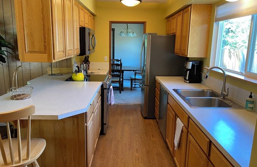 Moscow House | Charming 3-bedroom house in Moscow with AC, WiFi, beautiful back yard with deck