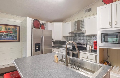 Moss Point Cabin | Charming 3-bedroom lodge with AC and WiFi in Moss Point