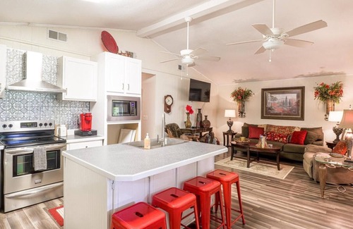 Moss Point Cabin | Charming 3-bedroom lodge with AC and WiFi in Moss Point