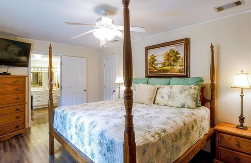 Moss Point Cabin | Charming 3-bedroom lodge with AC and WiFi in Moss Point