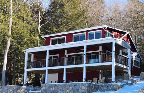 Winchester House | Charming 3-bedroom lakehouse in Winchester with WiFi and AC