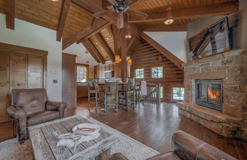 Big Sky Cabin | Charming 3-bedroom log cabin with Hot Tub and fitness room in delightful Big Sky