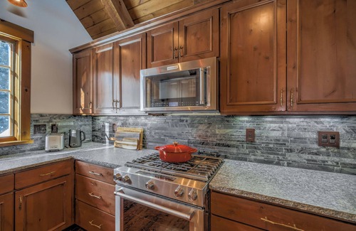 Big Sky Cabin | Charming 3-bedroom log cabin with Hot Tub and fitness room in delightful Big Sky