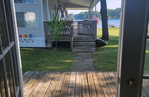 Coral House | Charming 3-bedroom Tiny slice of Paradise on Cowden Lake