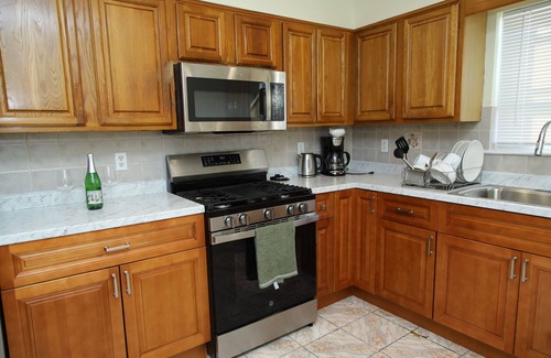 Lower Vailsburg Apartment | Charming 3-bedroom Urban Escape with AC and WiFi near Newark Airport