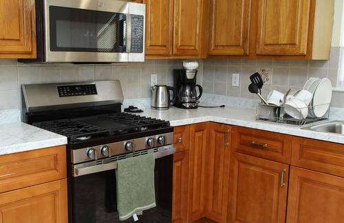 Lower Vailsburg Apartment | Charming 3-bedroom Urban Escape with AC and WiFi near Newark Airport