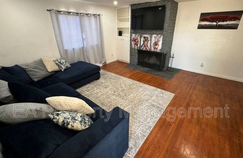 Princess Jeanne House | Charming 3-bedroom house with AC and WiFi in awesome Northeast Albuquerque