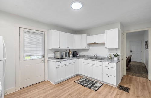 Battle Creek Apartment | Charming 3-bedroom apartment with AC - Walking Distance to Downtown!