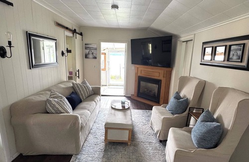 Canandaigua Cottage | Charming 3-bedroom waterfront cottage in superb Canandaigua.