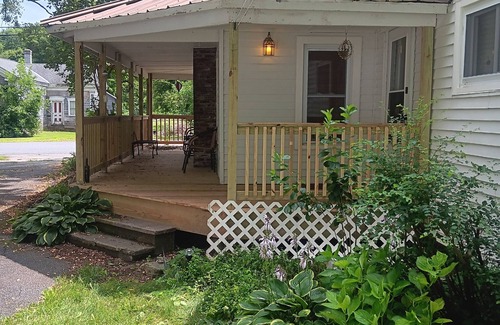 Crown Point House | Charming 3-bedroom country house in peaceful Crown Point with WiFi