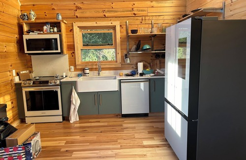 Madisonville Cabin | Charming 3-bedroom cabin with WiFi, AC in serene countryside