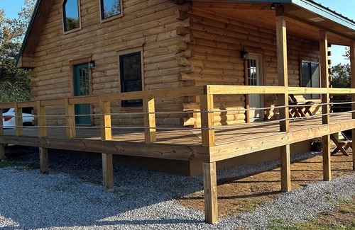 Madisonville Cabin | Charming 3-bedroom cabin with WiFi, AC in serene countryside