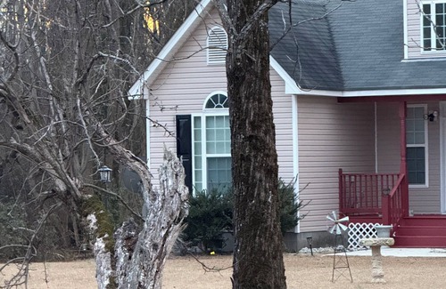 St. Pauls House | Charming 3-bedroom house in Saint Pauls with AC, WiFi