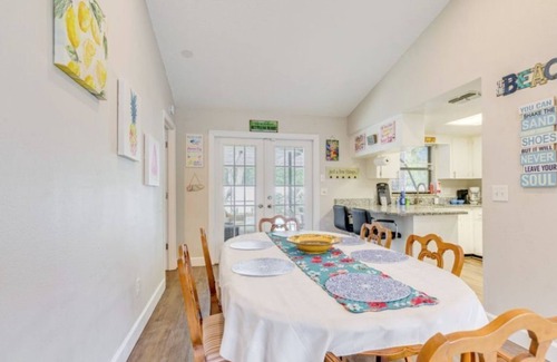 Berkeley Manor House | Charming 3-bedroom house in Spring Hill with WiFi, AC
