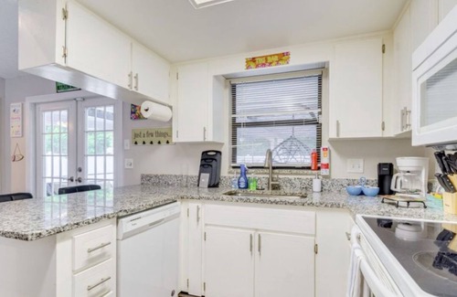 Berkeley Manor House | Charming 3-bedroom house in Spring Hill with WiFi, AC
