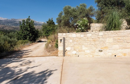 Nipos Villa | Charming 3-bedroom villa with large pool, WiFi and AC in lovely Nipos