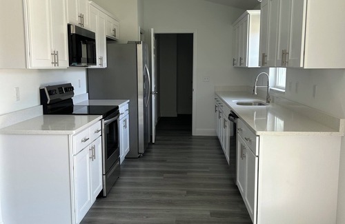 Fellowship House | Charming 3-bedroom with WiFi, AC, big backyard, 8 minutes away from WEC & HIT.