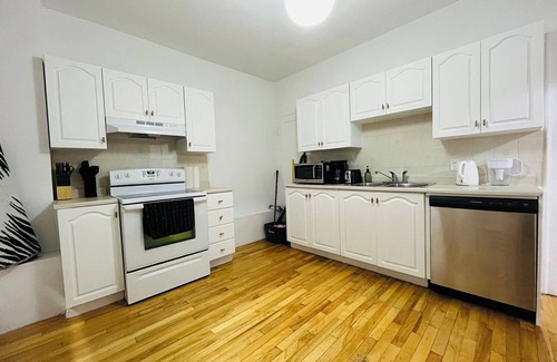 Cote-Des-Neiges—Notre-Dame-De-Grace Apartment | Charming 3-BR Getaway | Free Parking & Near Metro