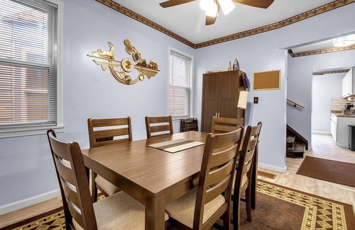Buffalo House | Charming 3-Br House in lovely Buffalo with AC, WiFi & Free Parking