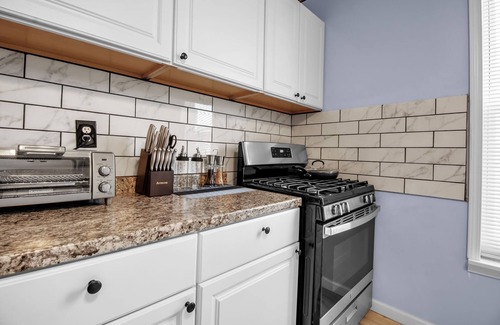 Buffalo House | Charming 3-Br House in lovely Buffalo with AC, WiFi & Free Parking