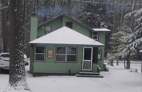 Honor Cabin | Charming 3 BR Lakefront Cottage - Gateway to Platte Lake & Sleeping Bear Dunes!