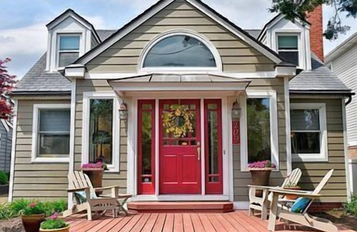 Northeast Virginia Beach Cottage | Charming 3 BR North End Beach Cottage One Block to the Beach - Private Parking + Private Backyard