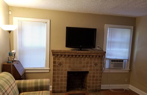 Kansas City Villa | Charming 3 BRM Villa by KCMO Downtown