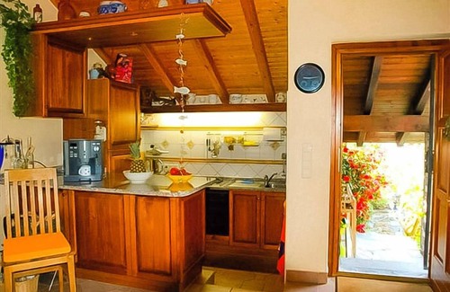 Piancassone House | Charming 3-room rustico in a quiet & sunny location with beautiful lake view
