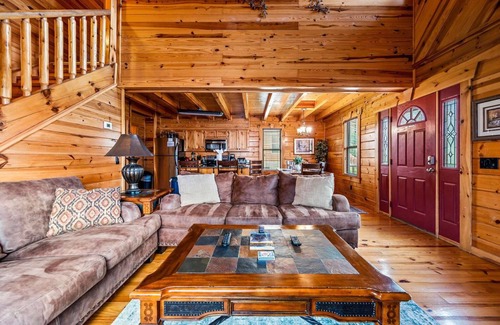 White Oak Lodge Cabin | Charming 3BD Cabin w/Hot Tub! Arcade + POOL!