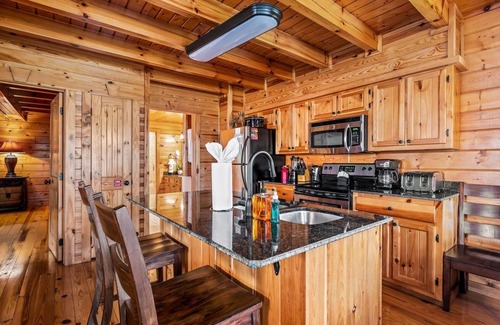 White Oak Lodge Cabin | Charming 3BD Cabin w/Hot Tub! Arcade + POOL!