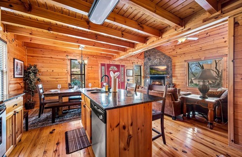 White Oak Lodge Cabin | Charming 3BD Cabin w/Hot Tub! Arcade + POOL!