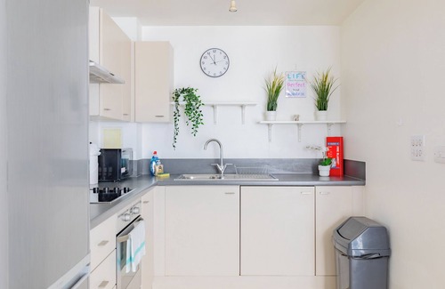 Leyton Apartment | Charming 3BD Retreat with Balcony, East London