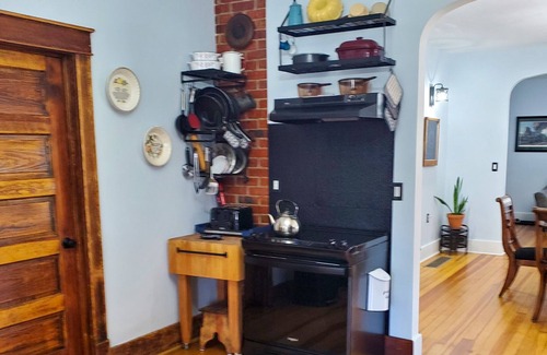 Lincoln Apartment | Charming 3bd w/front porch, back patio in fenced yard, walkable neighborhood