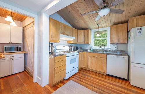Mid-Coast and Islands House | Charming 3BR, 2.5BA home with access to Merriconeag Sound