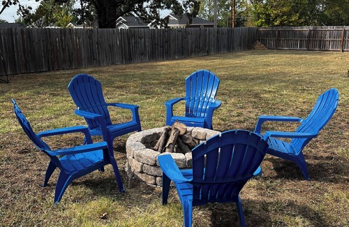 Joplin House | Charming 3BR/2Bath home with firepit, large fenced yard, pet friendly.