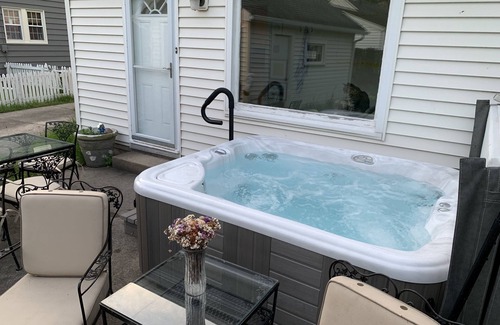 South Bend House | Charming 3br home with hot tub - 2 miles from Notre Dame's campus!